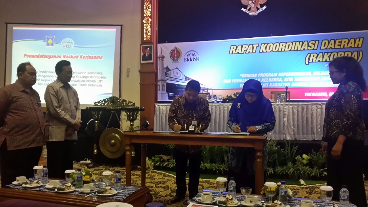 C:\Users\FKUII-01\AppData\Local\Temp\MoU Signing with BKKBN.jpg